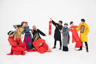 Cao Minh Tiến ra mắt bộ sưu tập áo dài Tết bằng MV ca nhạc