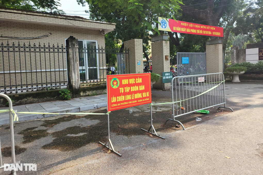 Hà Nội dựng hàng loạt rào chắn để giữ vỉa hè - 11 Hà Nội dựng hàng loạt rào chắn để giữ vỉa hè - 11