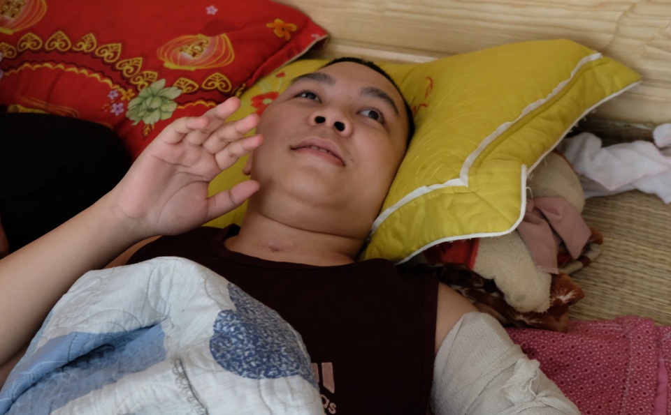 Bạn đọc Dân trí chung tay đưa chàng trai đến viện ghép tế bào gốc - 2 Bạn đọc Dân trí chung tay đưa chàng trai đến viện ghép tế bào gốc - 2