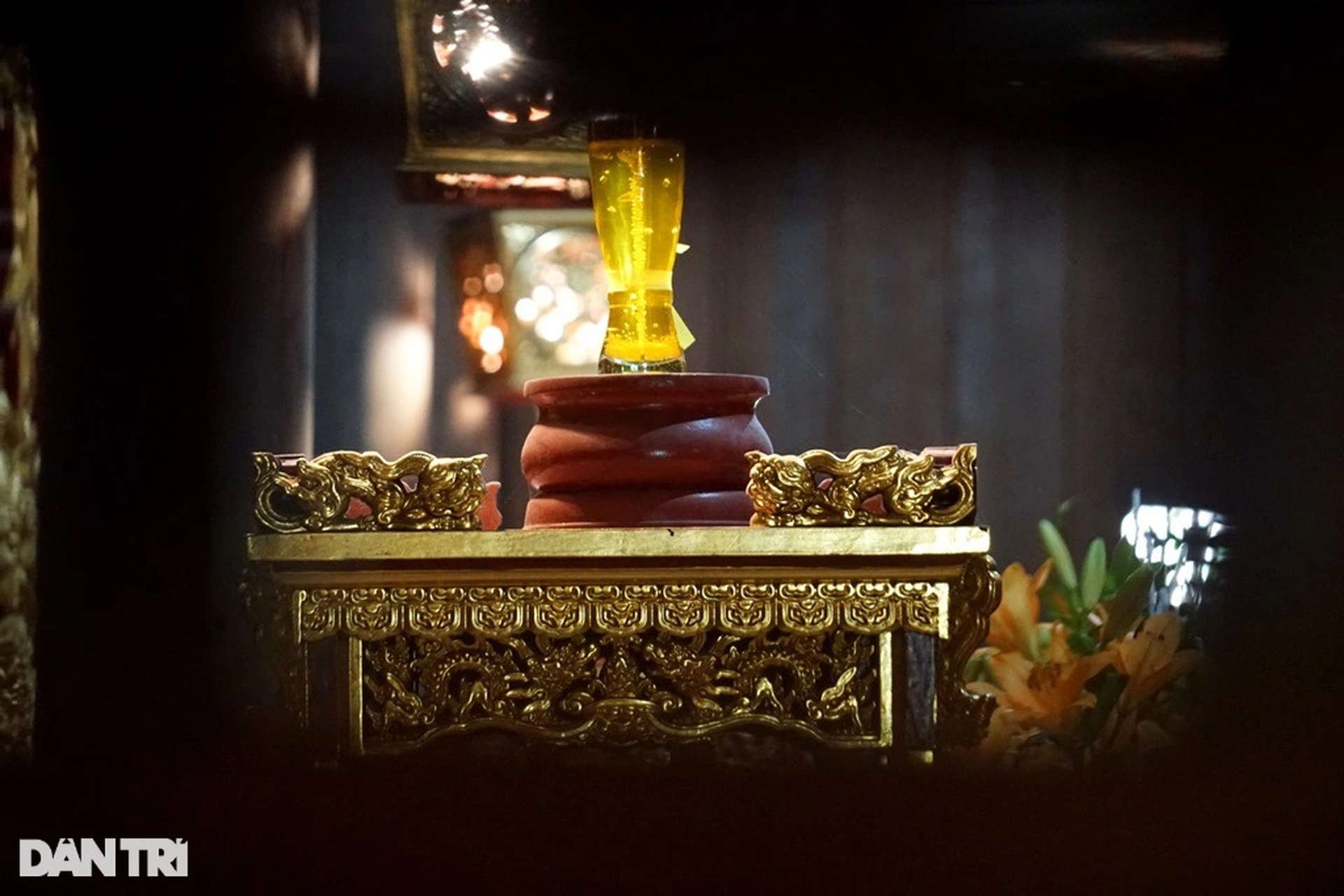Cận cảnh đồ thờ, long sàng, ngai vua dát vàng ở Chính điện Lam Kinh - 14 Cận cảnh đồ thờ, long sàng, ngai vua dát vàng ở Chính điện Lam Kinh - 14