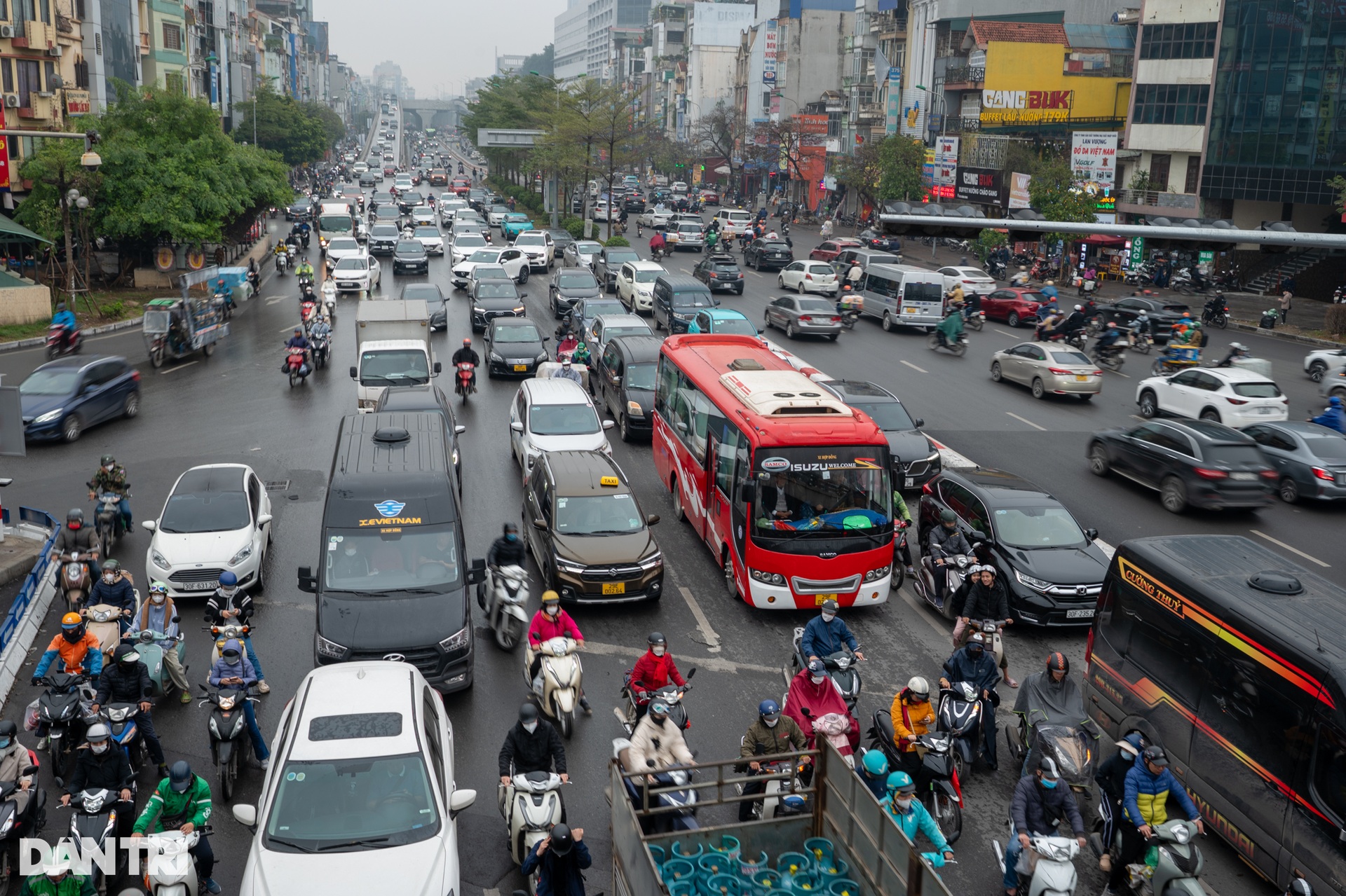 Nhiều tuyến đường nội thành Hà Nội ùn tắc những ngày giáp Tết - 2 Nhiều tuyến đường nội thành Hà Nội ùn tắc những ngày giáp Tết - 2