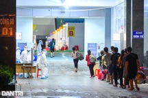 500 bệnh nhân Covid-19 "hành quân" xuyên đêm vào BV dã chiến tỉnh Bắc Giang