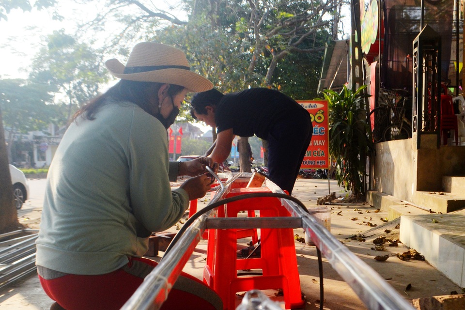 Thợ làm cây nêu tất bật trả hàng ngày giáp Tết - 4 Thợ làm cây nêu tất bật trả hàng ngày giáp Tết - 4