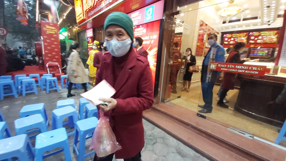 Mua vào, bán ra mất không 1 triệu đồng/lượng: Các cửa hàng vàng thưa thớt ngày vía Thần Tài - 8 Mua vào, bán ra mất không 1 triệu đồng/lượng: Các cửa hàng vàng thưa thớt ngày vía Thần Tài - 8
