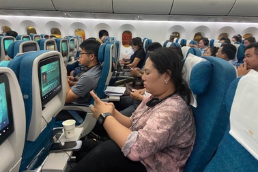 Hàng trăm khách bay từ Tân Sơn Nhất bị chậm chuyến giữa đêm