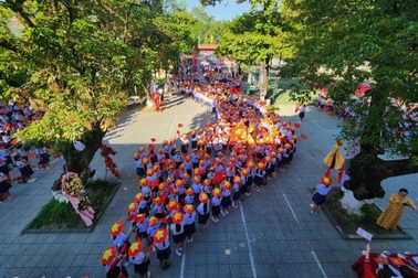 Học sinh đội nón lá, xếp hình bản đồ Tổ quốc chào đón các em khoá mới