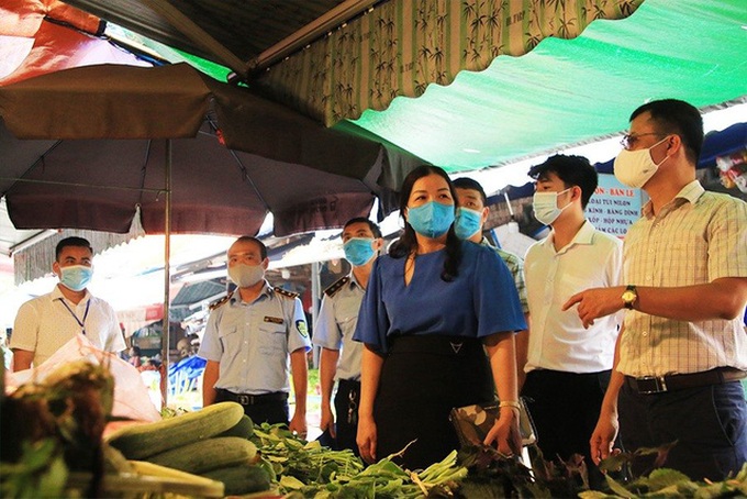Bà Trần Thị Phương Lan - Quyền Giám đốc Sở Công Thương Hà Nội thị sát tình hình cung ứng hàng hoá tại một số chợ đầu mối và siêu thị ở Hà Nội. Ảnh: Minh Anh