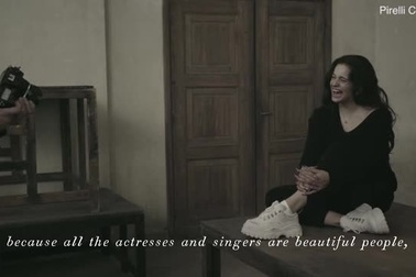 Loạt sao nữ xuất hiện lạ lẫm trong bộ ảnh lịch