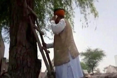 Bộ trưởng Ấn Độ leo cây gọi điện thoại "gây bão"