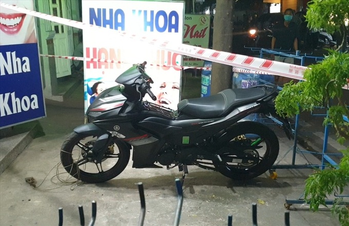 Công an Bình Dương treo thưởng cho người báo tin để bắt nghi phạm đâm chết bác sĩ - Ảnh 1.