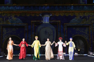 Phu nhân Đại sứ Mỹ, Nhật Bản và nhiều quốc gia trình diễn áo dài Việt Nam - 6