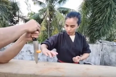 Nữ võ sĩ Indonesia dùng tay chặt dao, đá cong thanh sắt