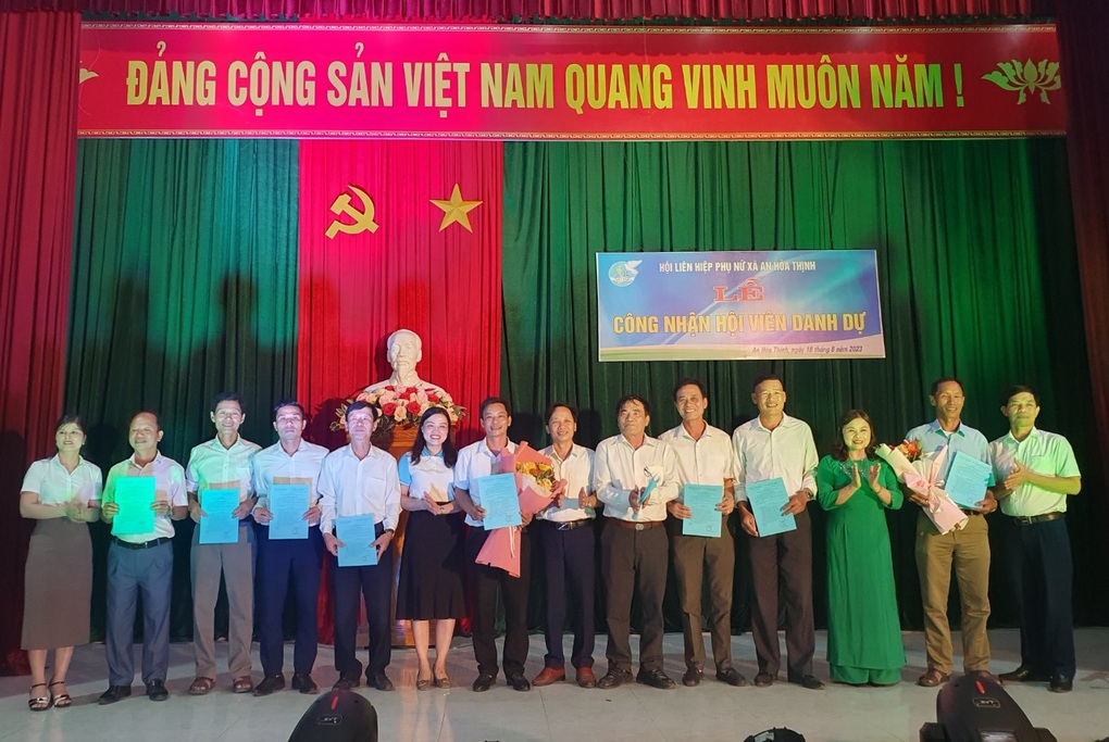 31 nam giới tại Hà Tĩnh được kết nạp vào hội phụ nữ - 1 31 nam giới tại Hà Tĩnh được kết nạp vào hội phụ nữ - 1