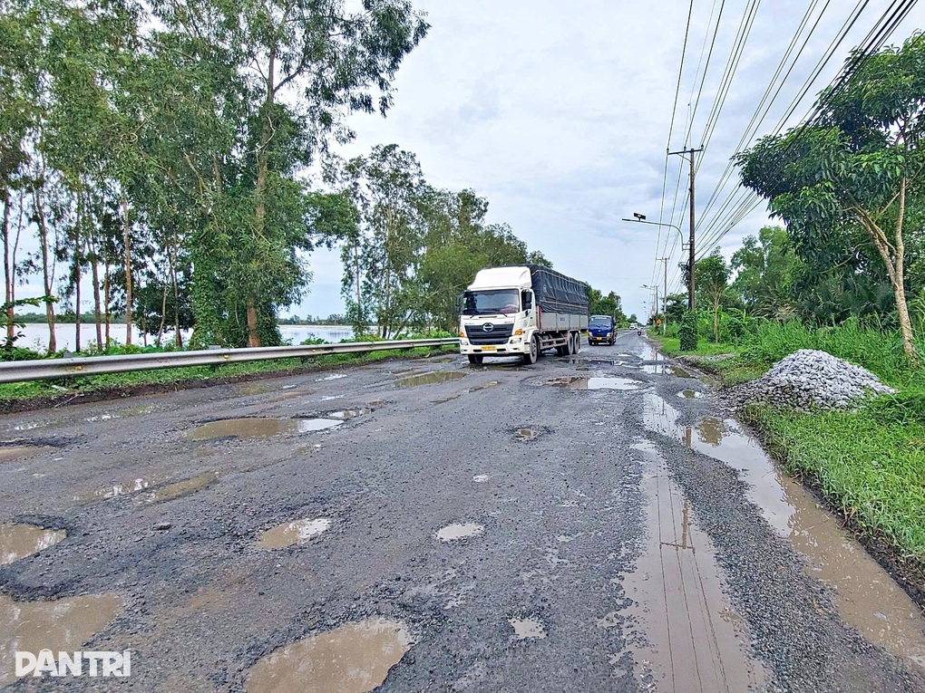 Hơn 10km đường quốc lộ ở miền Tây đầy ổ voi, nát như tương - 2