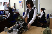 Trần lãi suất huy động và cho vay chính thức giảm về 9% và 13%/năm