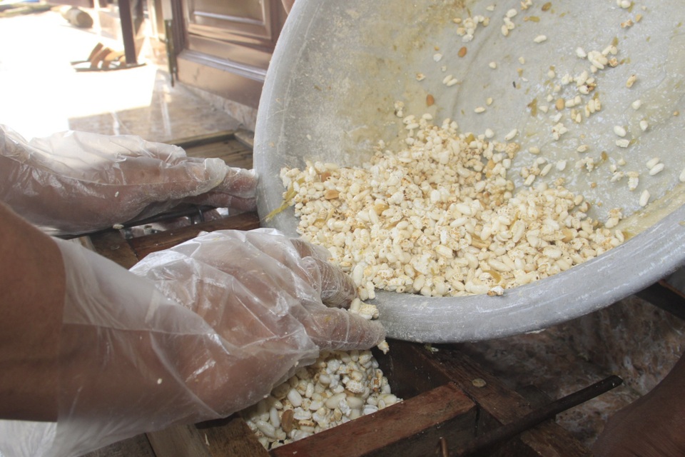Người làm nghề bánh hộc tất bật vào vụ Tết - 2 Người làm nghề bánh hộc tất bật vào vụ Tết - 2