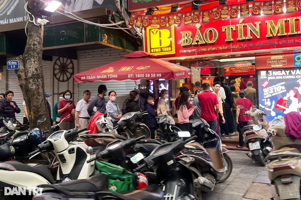 Tiệm vàng bán hạn chế, khách xếp hàng 1 tiếng có tiền cũng không mua được - 1 Tiệm vàng bán hạn chế, khách xếp hàng 1 tiếng có tiền cũng không mua được - 1