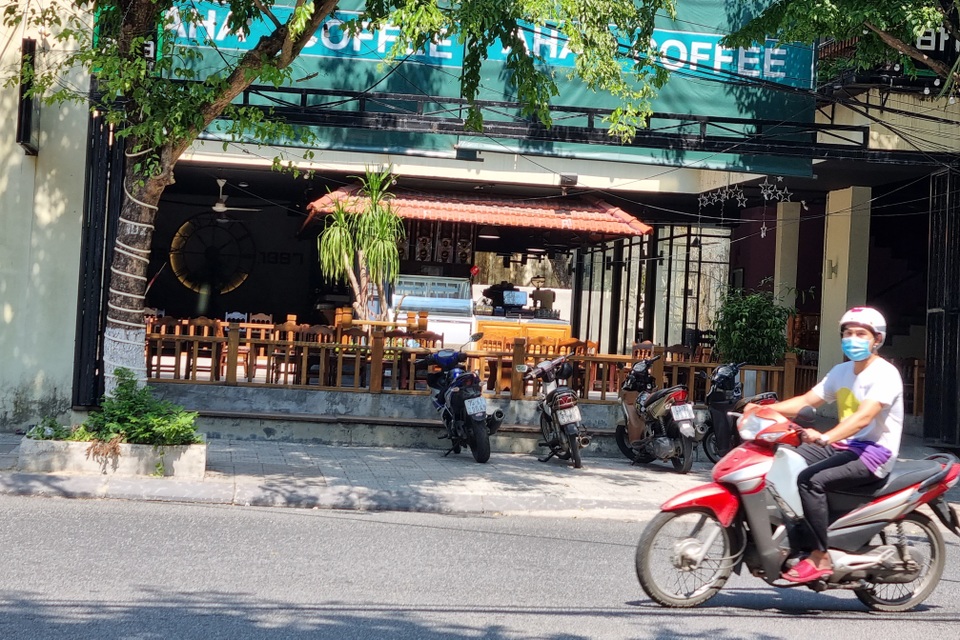 Bãi biển Đà Nẵng vắng người sau lệnh cấm - 5