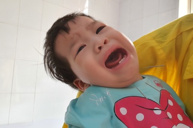 Tiếng khóc xé lòng của anh em mồ côi cha cùng bị bại não bẩm sinh