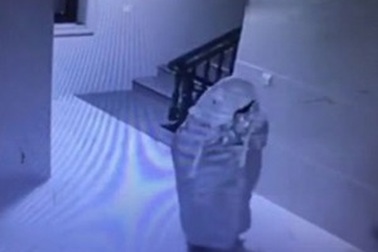 Chết cười tên trộm giả ma để qua mặt camera an ninh