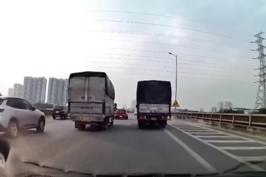 Xe tải khôn lỏi chạy vào làn khẩn cấp, đè vạch xương cá để vượt
