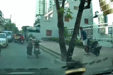 Hành động đẹp của chàng trai “Tây” khi tham gia giao thông tại Việt Nam