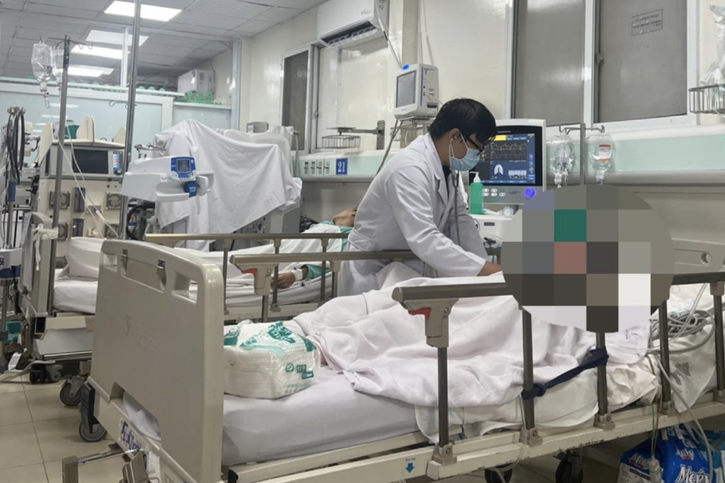 Uống rượu pha cồn rửa tay, 5 thanh niên ở TPHCM nhập viện cấp cứu - 1 Uống rượu pha cồn rửa tay, 5 thanh niên ở TPHCM nhập viện cấp cứu - 1
