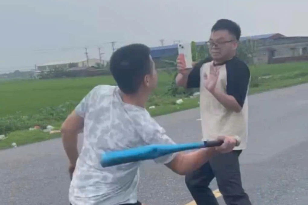Tài xế ô tô dùng gậy bóng chày tấn công người khác sau va chạm giao thông - 2
