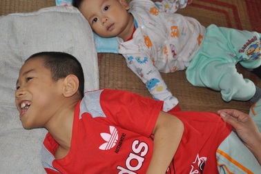 Mẹ nghèo khóc nghẹn trước cảnh 2 con bại não, 1 con bị ô tô đâm