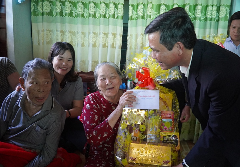 Dâng hương Đại tướng Võ Nguyên Giáp, tặng quà đảng viên nhiều năm tuổi Đảng - 2 Dâng hương Đại tướng Võ Nguyên Giáp, tặng quà đảng viên nhiều năm tuổi Đảng - 2