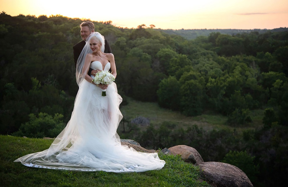 Mặc váy cưới ở tuổi 52, Gwen Stefani được khen quá trẻ đẹp - 5 Mặc váy cưới ở tuổi 52, Gwen Stefani được khen quá trẻ đẹp - 5