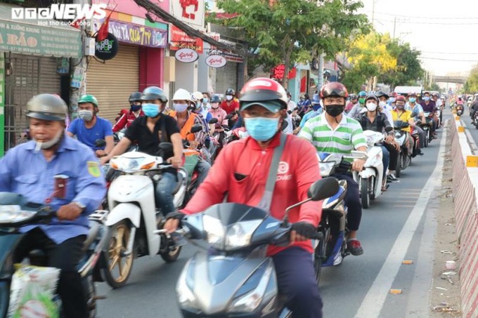 Người dân nườm nượp ra đường sau kỳ nghỉ lễ - Ảnh 13.