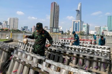Cận cảnh trận địa pháo hoa ở TPHCM