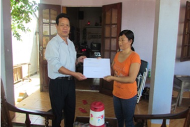 Bộ GD-ĐT gửi thư và quà tới gia đình các em học sinh bị đuối nước ở Đắk Lắk