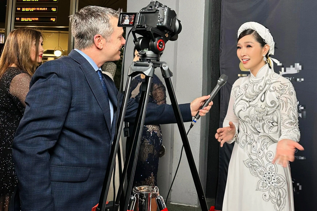 Nguyễn Hồng Nhung mặc áo dài hát Xin chào Việt Nam, nhan sắc gây ấn tượng - 2 Nguyễn Hồng Nhung mặc áo dài hát Xin chào Việt Nam, nhan sắc gây ấn tượng - 2