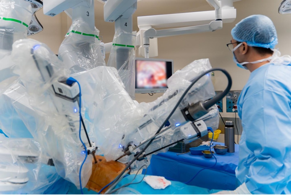 Phẫu thuật thành công u phổi cho bệnh nhân 78 tuổi chỉ nặng 35kg bằng Robot Da Vinci Xi - 1