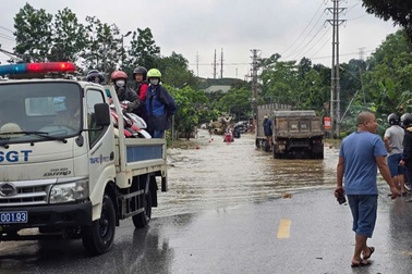 CSGT dùng ô tô chuyên dụng đưa người dân qua điểm ngập úng