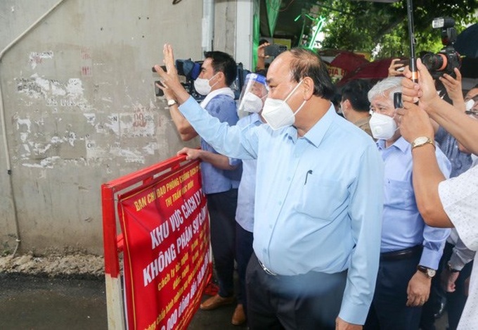 Chủ tịch nước Nguyễn Xuân Phúc: Ngành y tế phải đảm bảo máy thở để sẵn sàng cấp cứu, hạn chế tối đa việc tử vong - Ảnh 1.