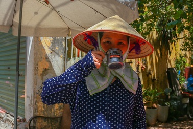 Những bình trà đá, nước mát miễn phí giữa nắng nóng thiêu đốt tại Hà Nội