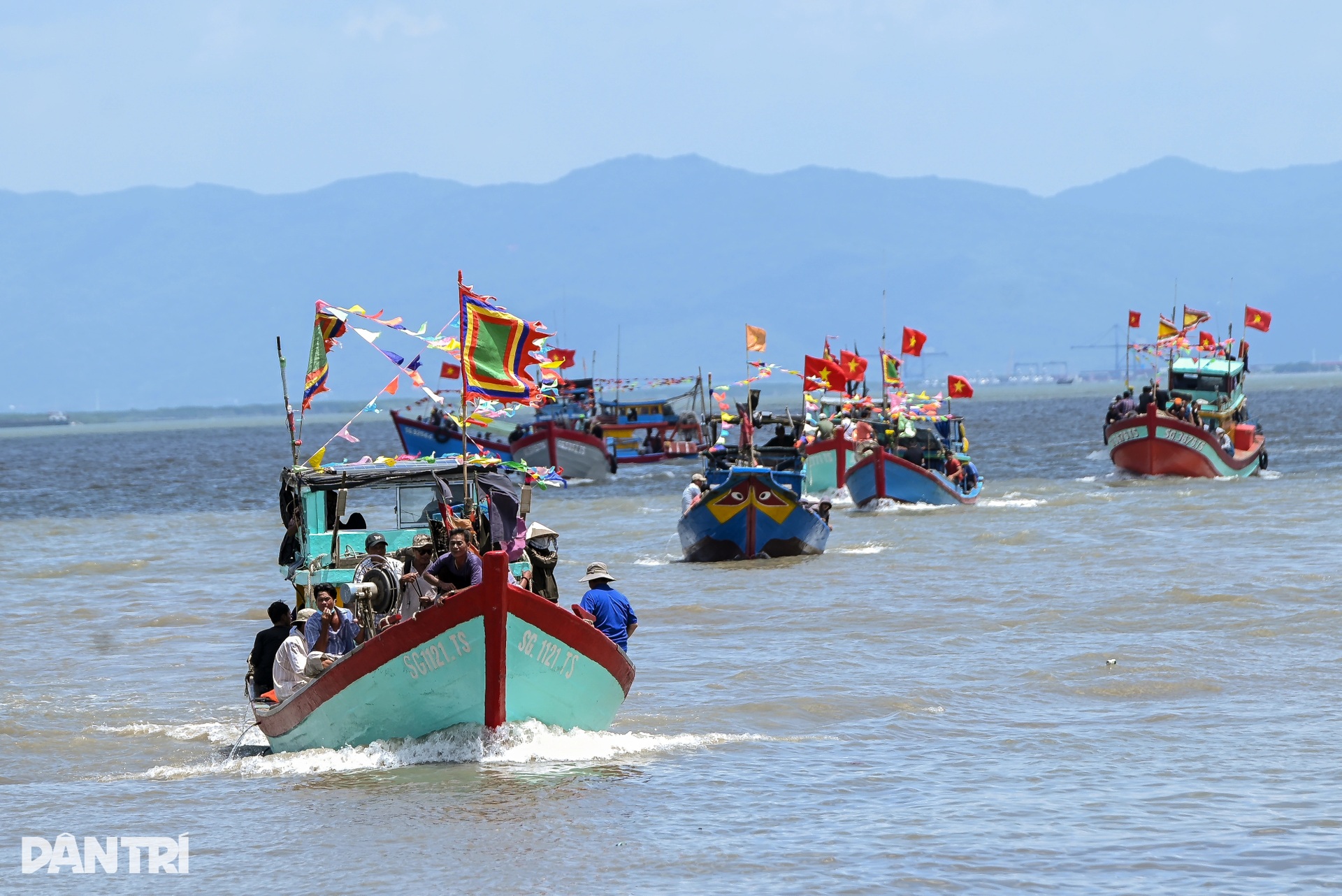 Can Gio មានភាពអ៊ូអរជាមួយពិធីបុណ្យត្រីបាឡែន អ្នកនេសាទរាប់រយនាក់ចេញទៅសមុទ្រដើម្បីបួងសួងសុំសេចក្តីសុខ - 1 Cần Giờ rộn ràng Lễ hội Nghinh Ông, hàng trăm ngư dân ra khơi cầu bình an - 1
