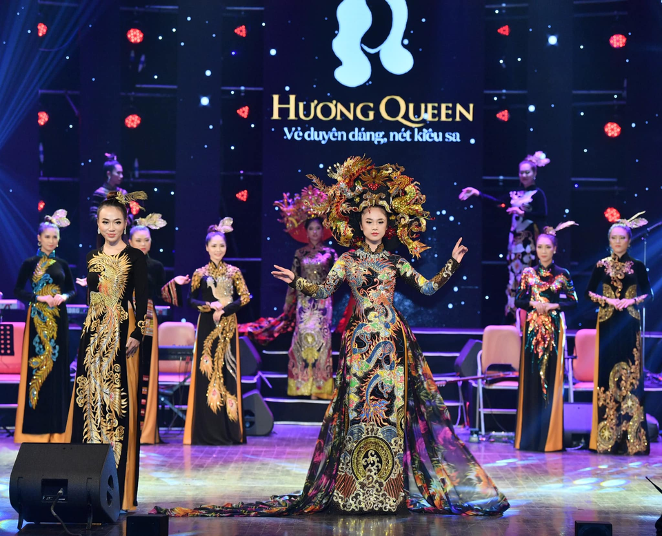 Nữ hoàng hoa hồng Bùi Thành Hương ra mắt BST áo dài “Màu thời gian” - 5 Nữ hoàng hoa hồng Bùi Thành Hương ra mắt BST áo dài “Màu thời gian” - 5