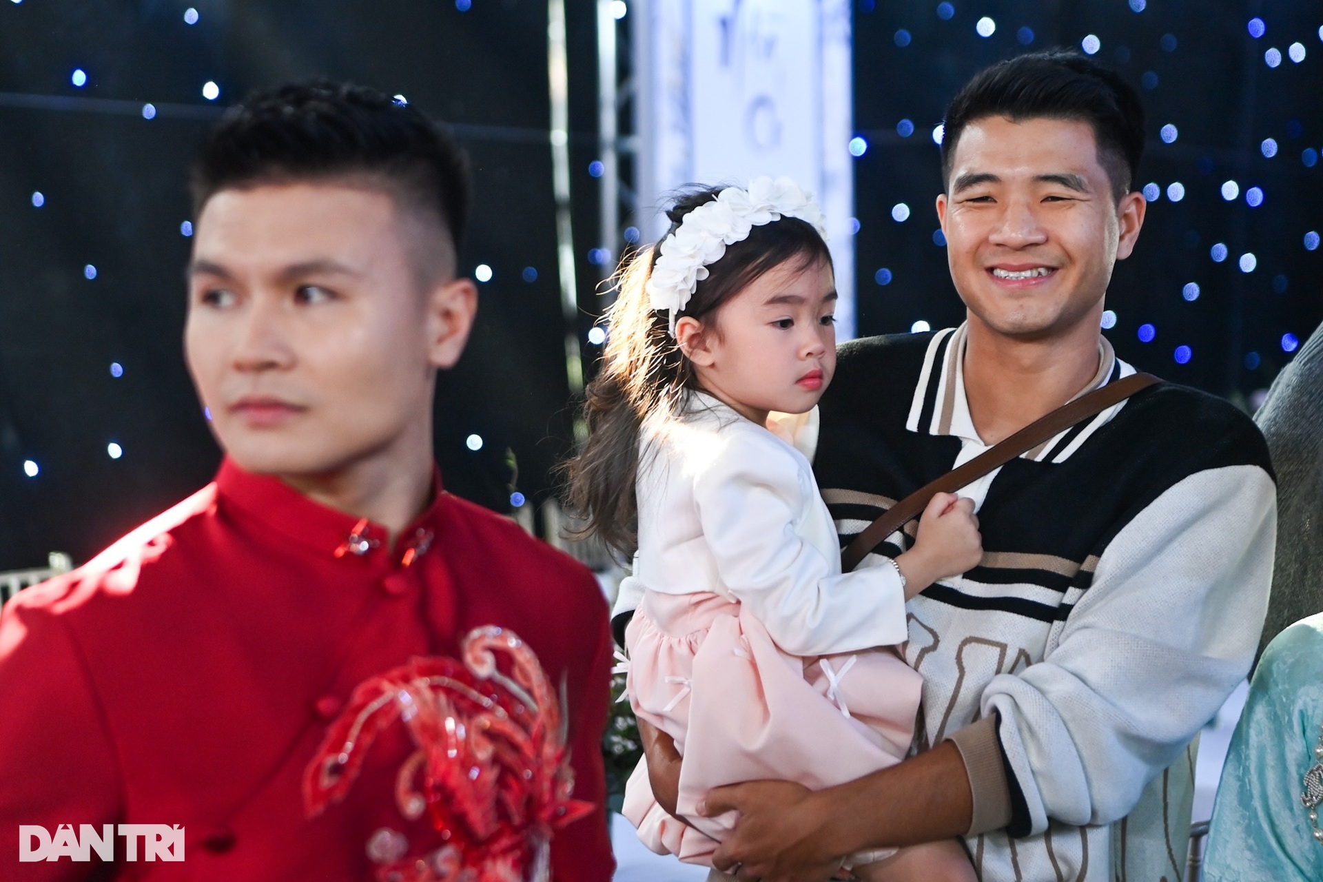 Ăn hỏi Quang Hải: Nhà trai dựng rạp hoành tráng, đưa sính lễ bằng xe sang - 6 Ăn hỏi Quang Hải: Nhà trai dựng rạp hoành tráng, đưa sính lễ bằng xe sang - 6