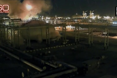 Khoảnh khắc nhà máy dầu Ả rập Xê út  nổ như “cầu lửa”