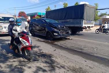 Xe 7 chỗ tông xe tải đang dừng đèn đỏ