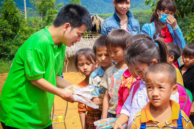 Hành trình “vòng tay yêu thương” của chàng trai bị ảnh hưởng chất độc da cam