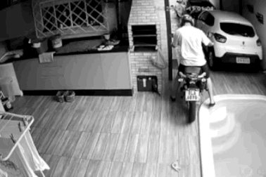 Cả người và xe ngã nhào xuống nước vì một kiểu lùi xe phổ biến