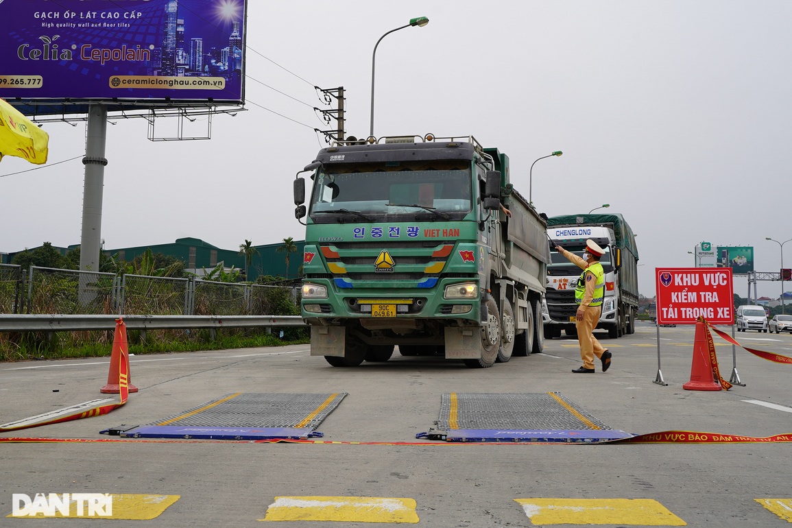 Hàng chục xe quá khổ quá tải bị xử lý trên cao tốc Pháp Vân - Cầu Giẽ - 1 Hàng chục xe quá khổ quá tải bị xử lý trên cao tốc Pháp Vân - Cầu Giẽ - 1