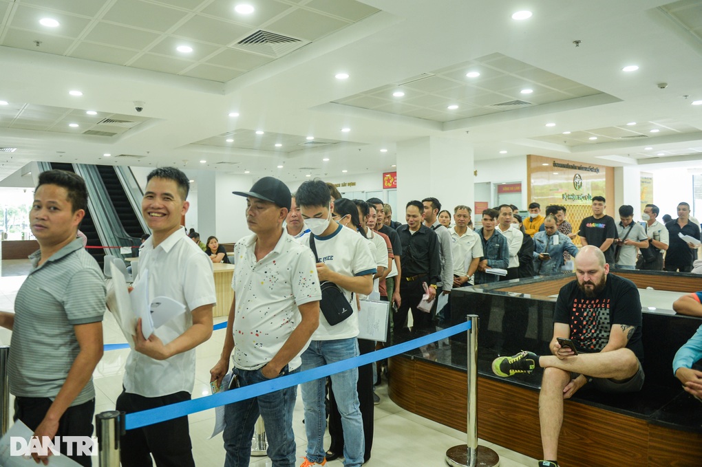 Nguyên nhân khiến người dân xếp hàng rồng rắn đổi giấy phép lái xe ở Hà Nội - 1 Nguyên nhân khiến người dân xếp hàng rồng rắn đổi giấy phép lái xe ở Hà Nội - 1