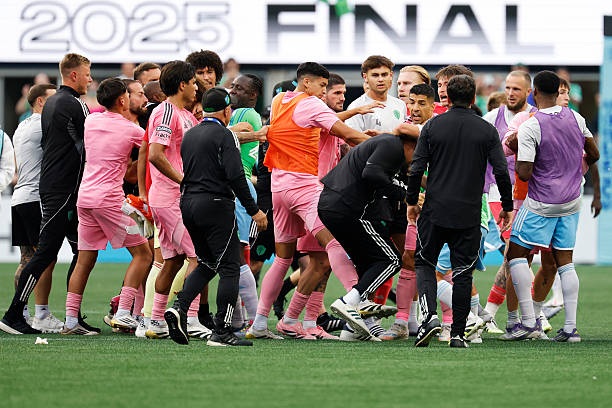 Luis Suarez nhận án phạt nặng vì hành vi phản cảm với đối thủ - 3