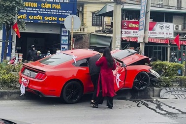 Chú rể lái xe Ford Mustang chở cô dâu tự gây tai nạn ở Cẩm Phả